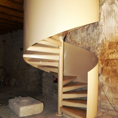 Escalera Diseño – caracol con barandilla de chapa llegada abajo