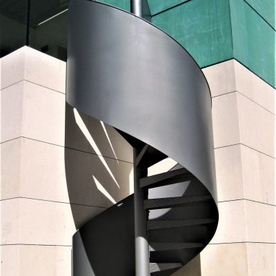 Escalera Diseño – caracol con barandilla de chapa