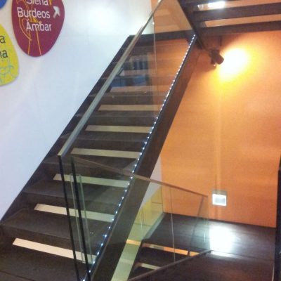 Escalera Diseño – tramos rectos con leds planta intermedia
