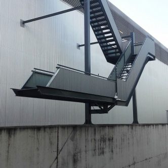 Escalera Emergencia Basculante -llegada a calle recogida