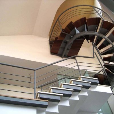 Escalera Habitare Zanca central – compensada -vista por debajo