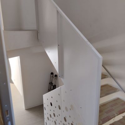 Escalera Habitare con baranda metalica