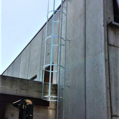 Escalera acceso vertical gato – subida cubierta