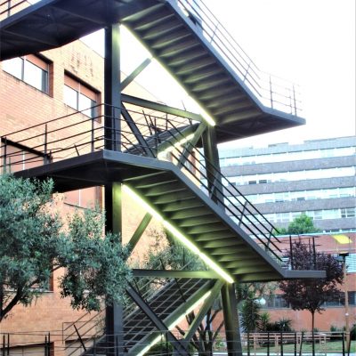 Escalera de tramos de diseño instalada en Universidad