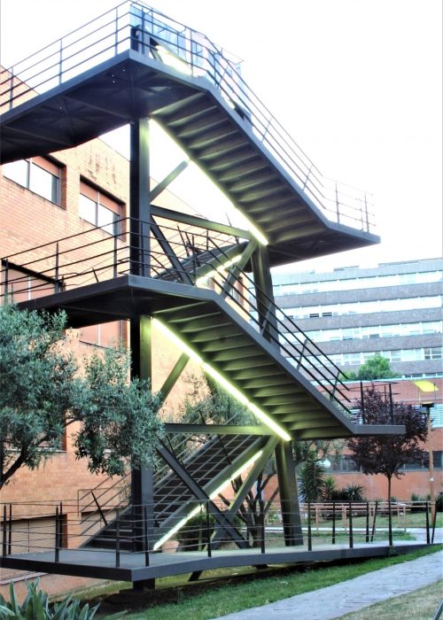 Escalera de tramos de diseño instalada en Universidad