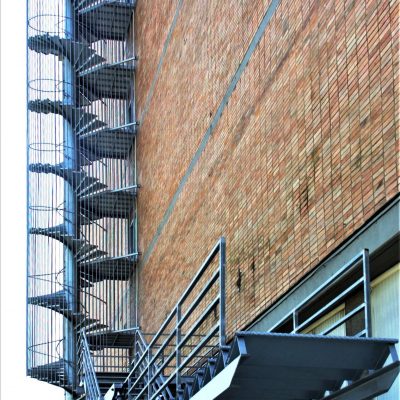 Escalera emergencia con celosia en edificio industrial detalle tramo basculante