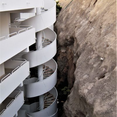 Escalera evacuanion de caracol con barandilla de chapa lisa instalada en hotel
