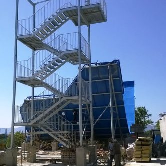 Escalera tramos rectos autoportante instalada en parque acuatico